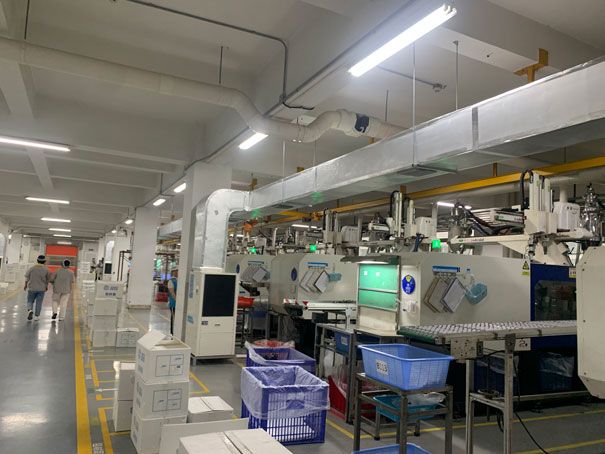 注塑廠降溫安裝星科工業省電空調-立式管道機.jpg